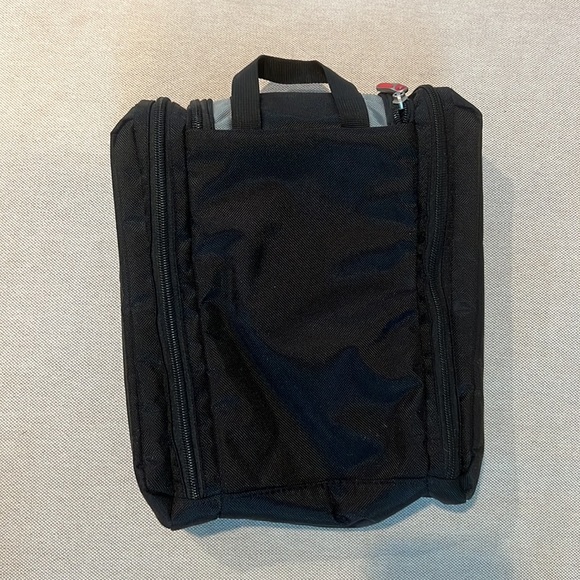 Swissgear Vertical Hanging Toiletry Kit -Like-New - Picture 9 of 13